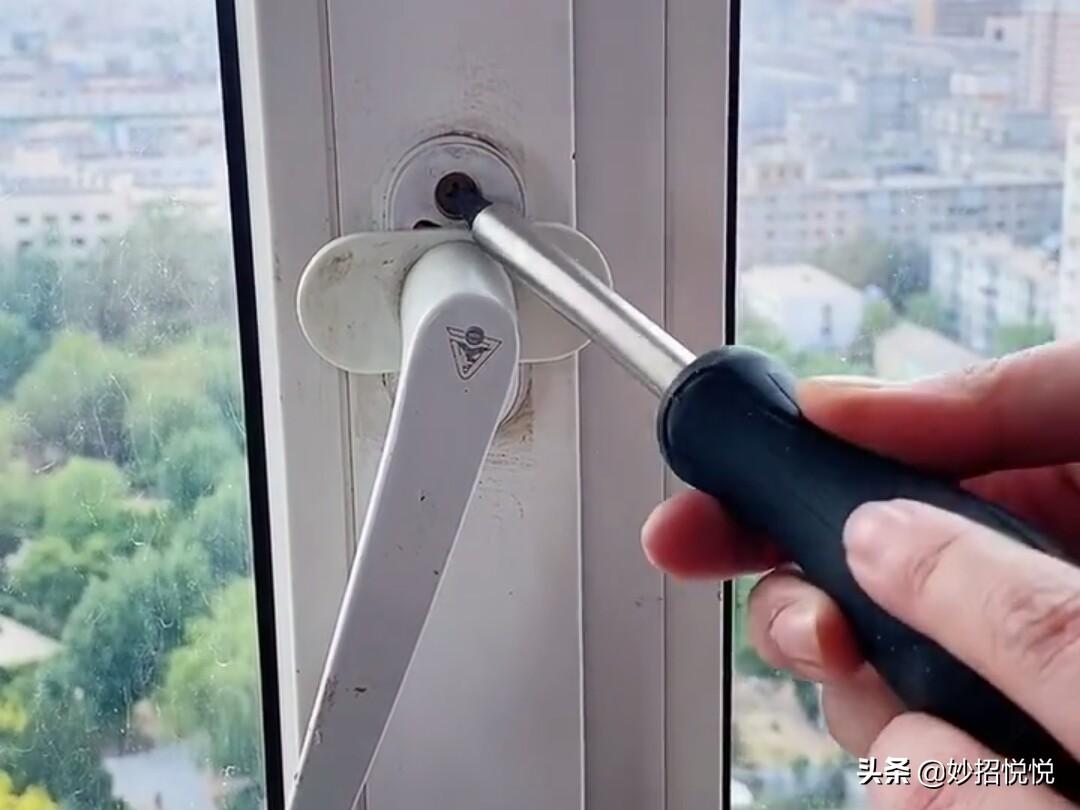 窗户漏风怎么拧紧（窗户有声音又漏风解决方法） 第11张