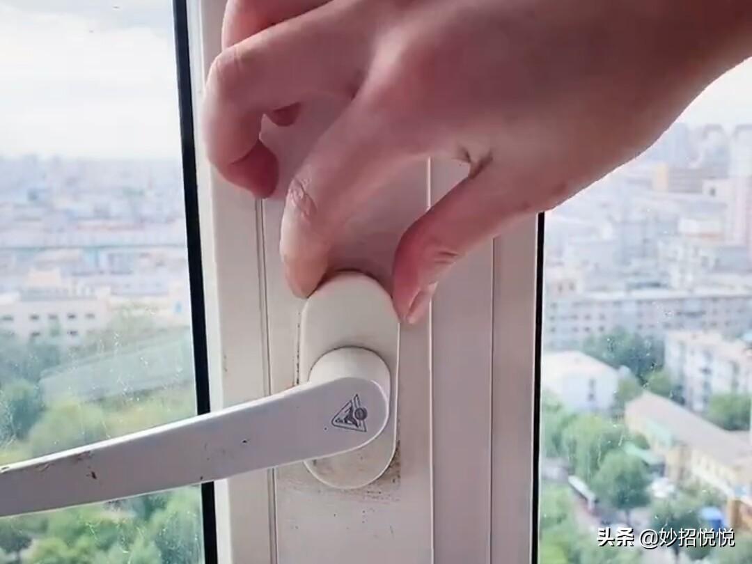 窗户漏风怎么拧紧（窗户有声音又漏风解决方法） 第3张