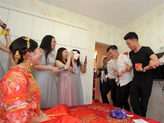 闹洞房都干什么（结婚闹洞房招数） 第3张